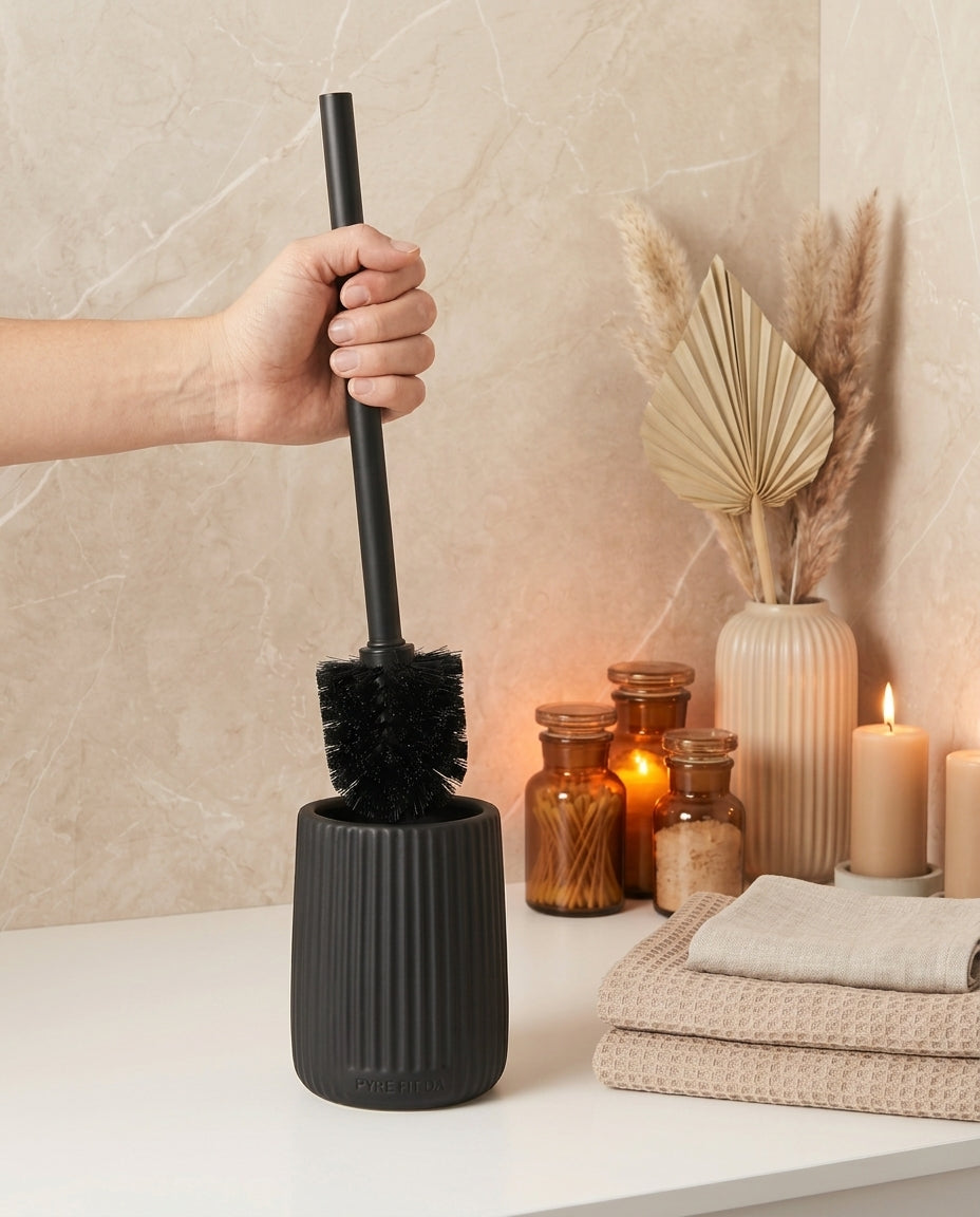 Toalettbørsteholder i keramikk med riflet design – skjuler børsten på badet – produktbilde 3