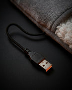 USB-kontakten og kabelen til fotvarmeren i nærbilde