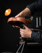 Bredt og ergonomisk sykkelsete – polstret komfort for lange turer og pendling – produktbilde 10