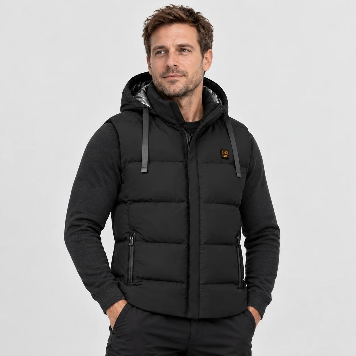 Varmevest unisex med hette PyreFit Horizonor, på modell, forfra
