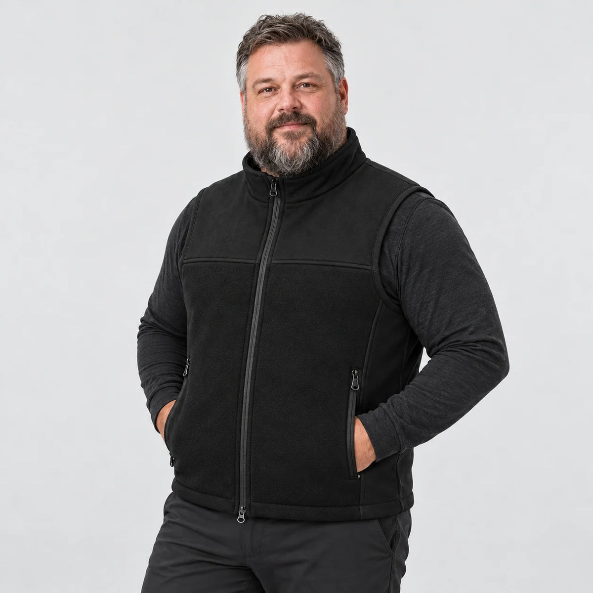 Varmevest unisex med justerbar vidde PyreFit Tarnor, på modell, forfra