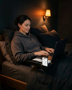 Sengebrett til å klemme fast – plassbesparende hylle for laptop, mobil og drikke – produktbilde 3