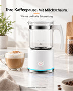 Melkeskummer med glasskanne ved siden av en servert kaffespesialitet