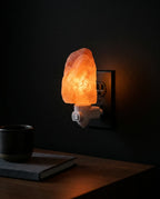 Saltlampe av himalayasalt – varmt stemningslys for soverom og lesekrok – produktbilde 2