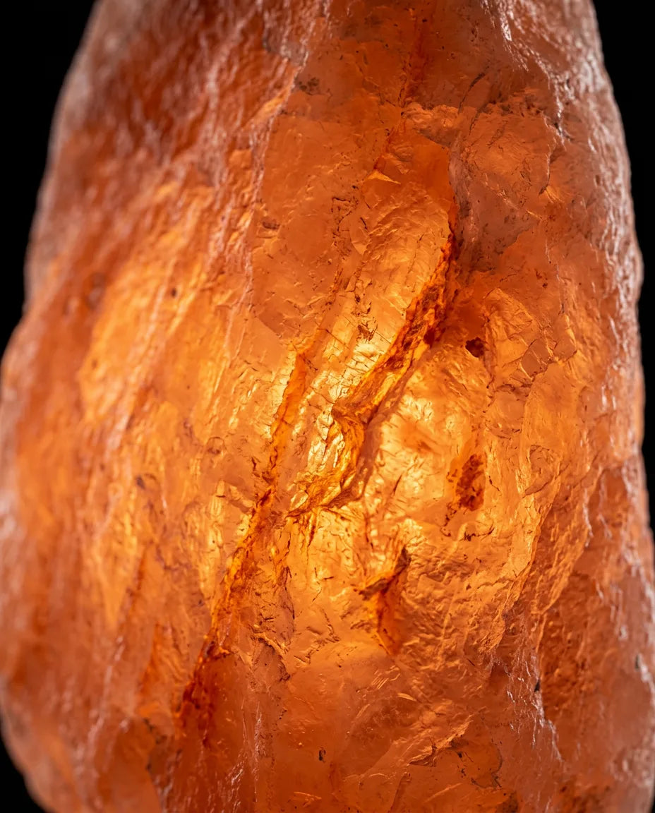 Saltlampe av himalayasalt – varmt stemningslys for soverom og lesekrok – produktbilde 4