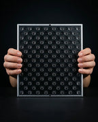 LED-panel med rødt lys – panelet forfra i to hender