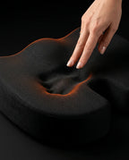 Ortopedisk sittepute i memoryskum – utsparing for halebeinet ved lang sitting – produktbilde 5